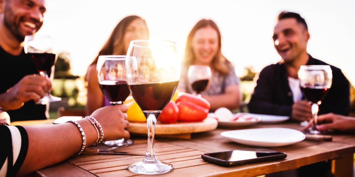 Apéros de l’été : les dangers de l’alcoolisme